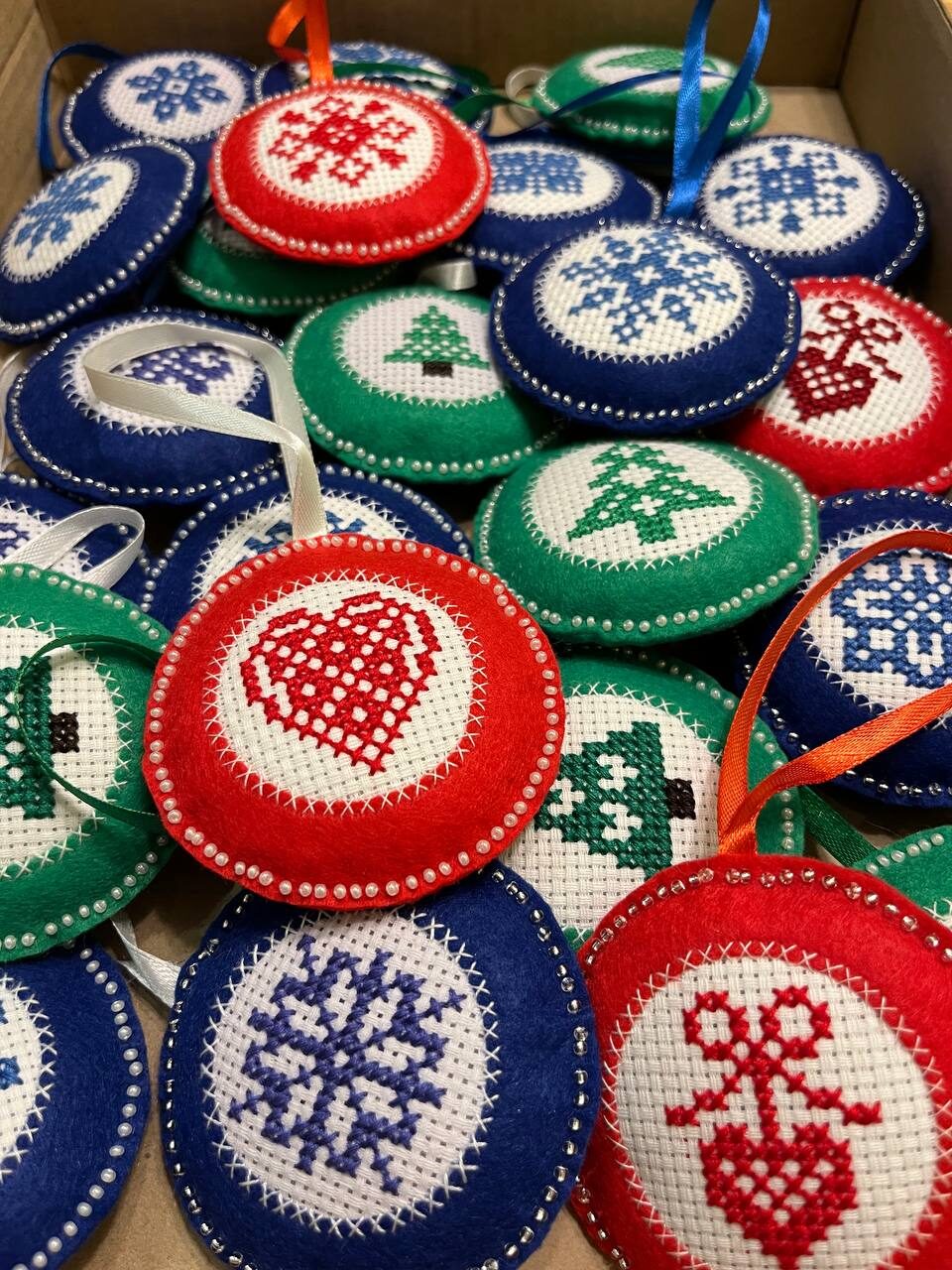 Игрушка на елку с вышивкой