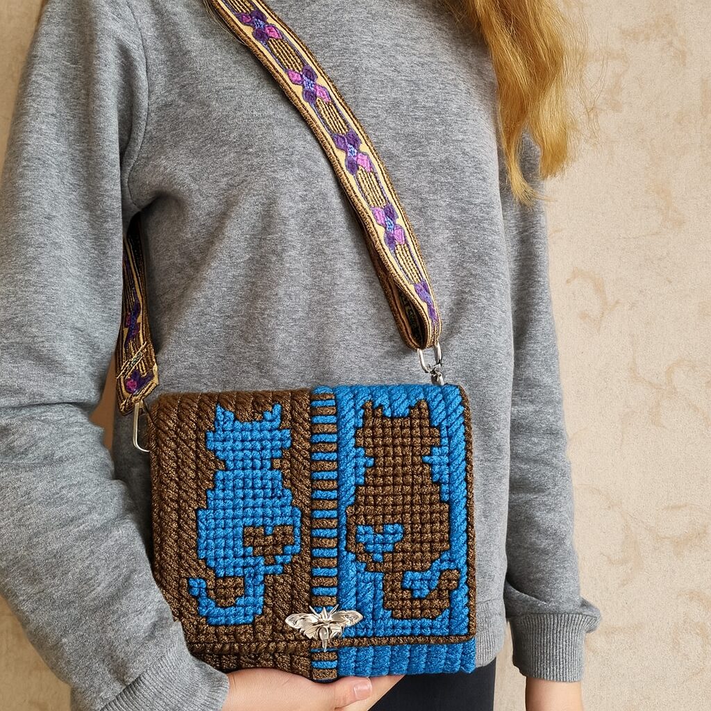 Сумка из шнура на канве