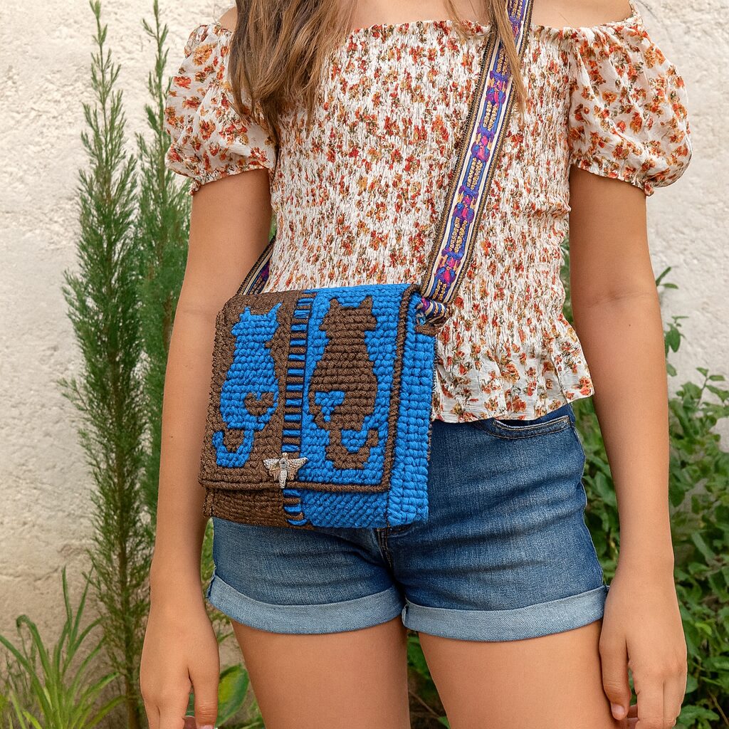 Сумка из шнура на канве