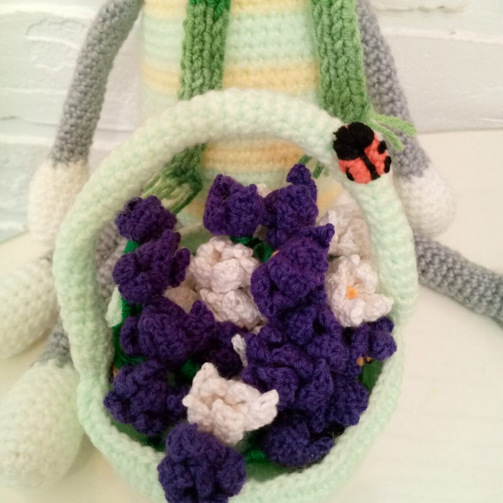 Котик с корзиной цветов