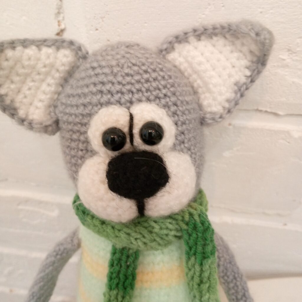 Котик с корзиной цветов