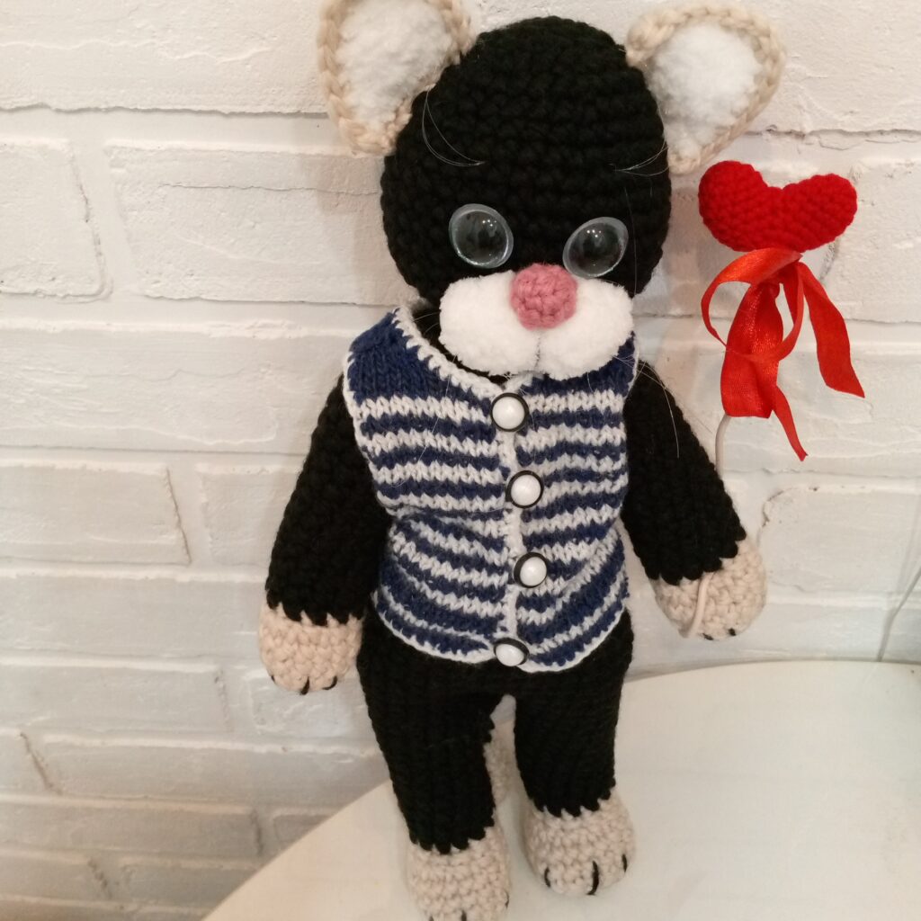 Котик с сердечком