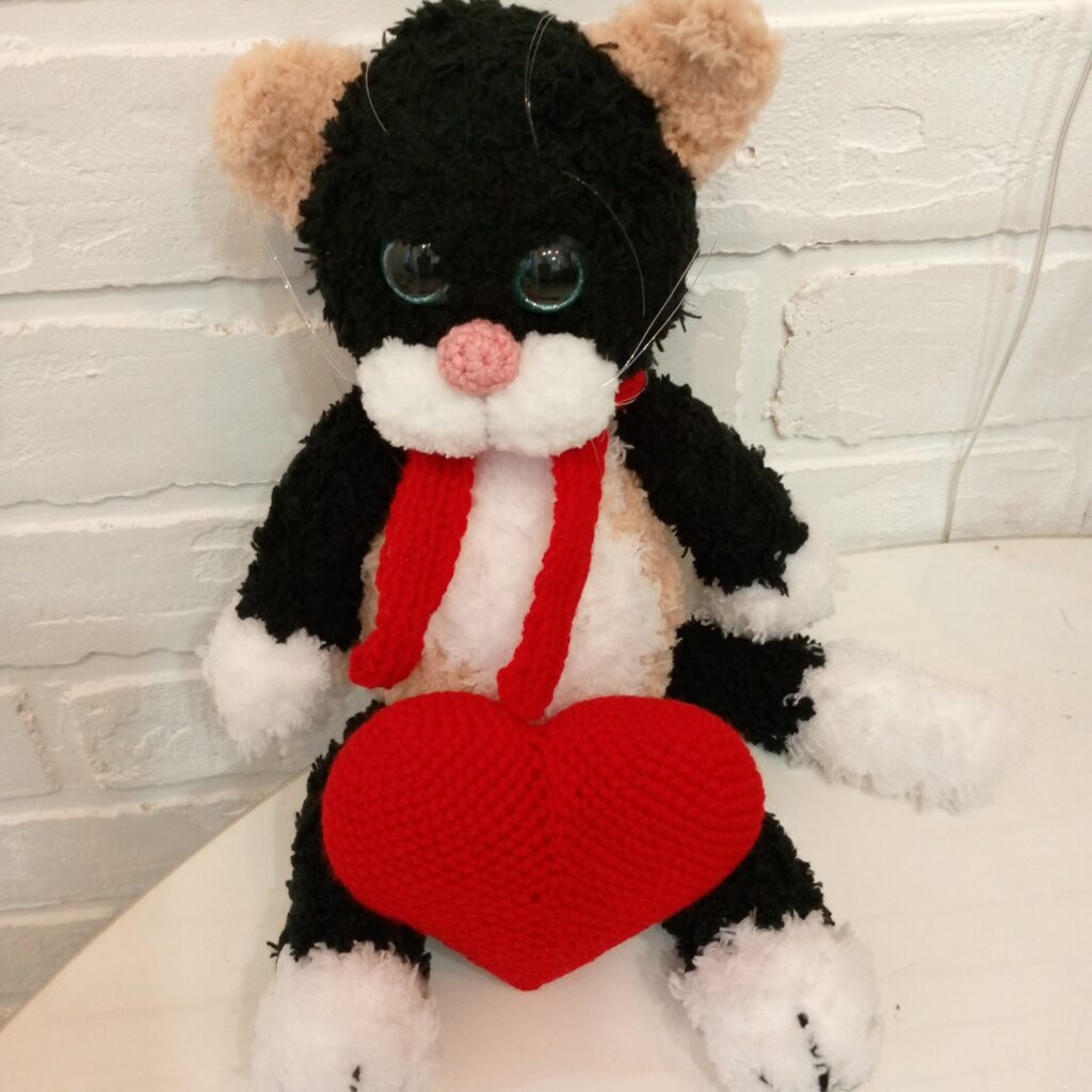 Котик с сердечком