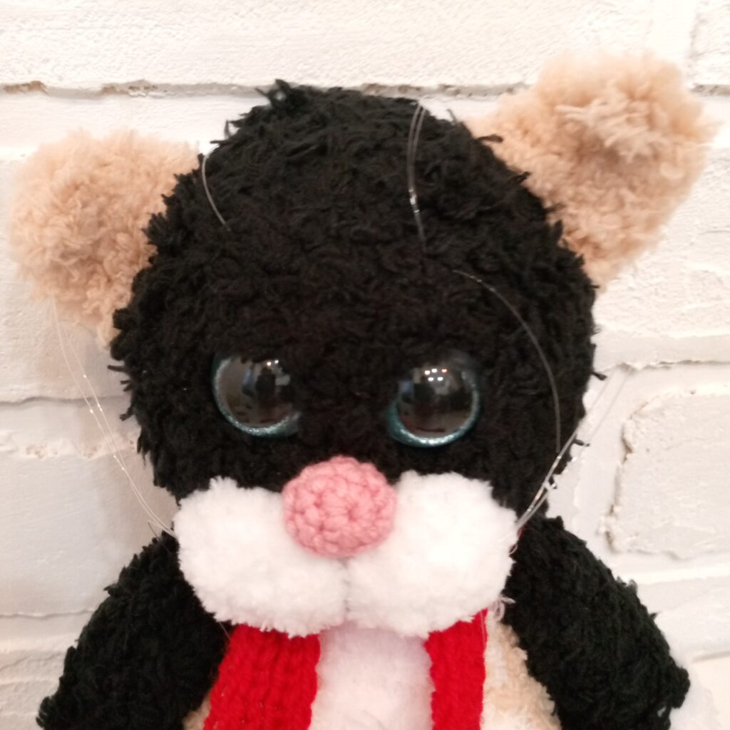 Котик с сердечком