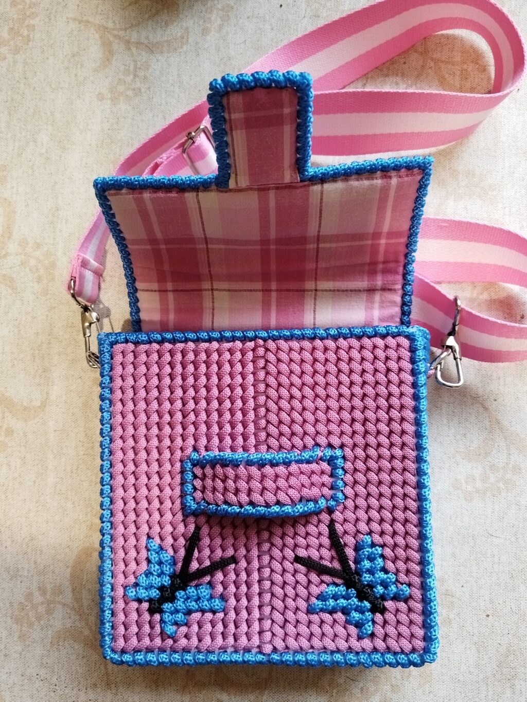 Детская сумка из шнура на канве