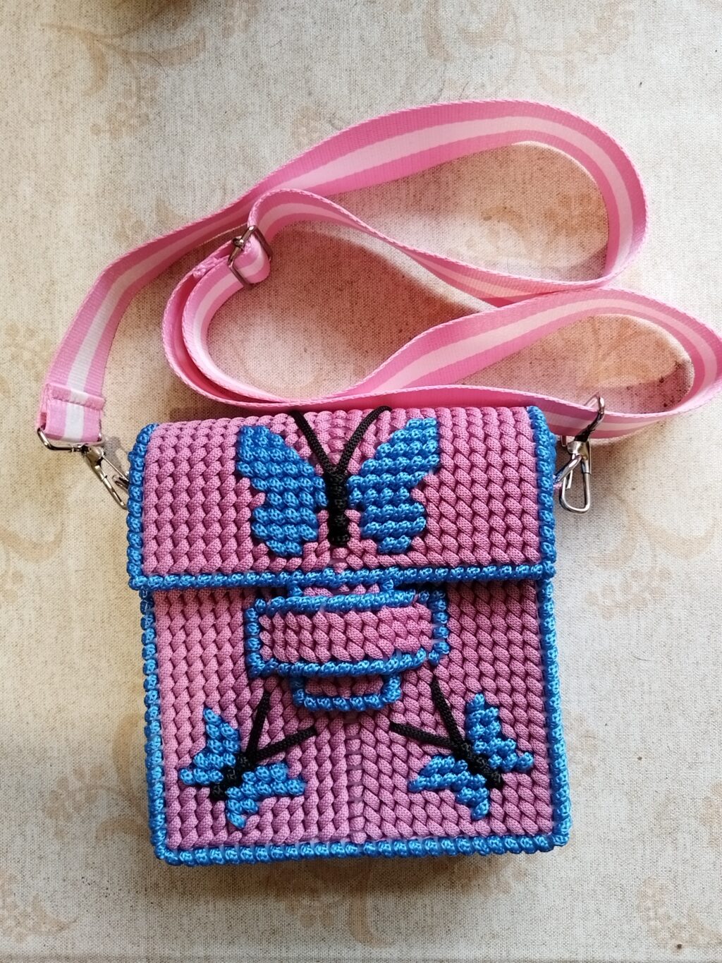 Детская сумка из шнура на канве