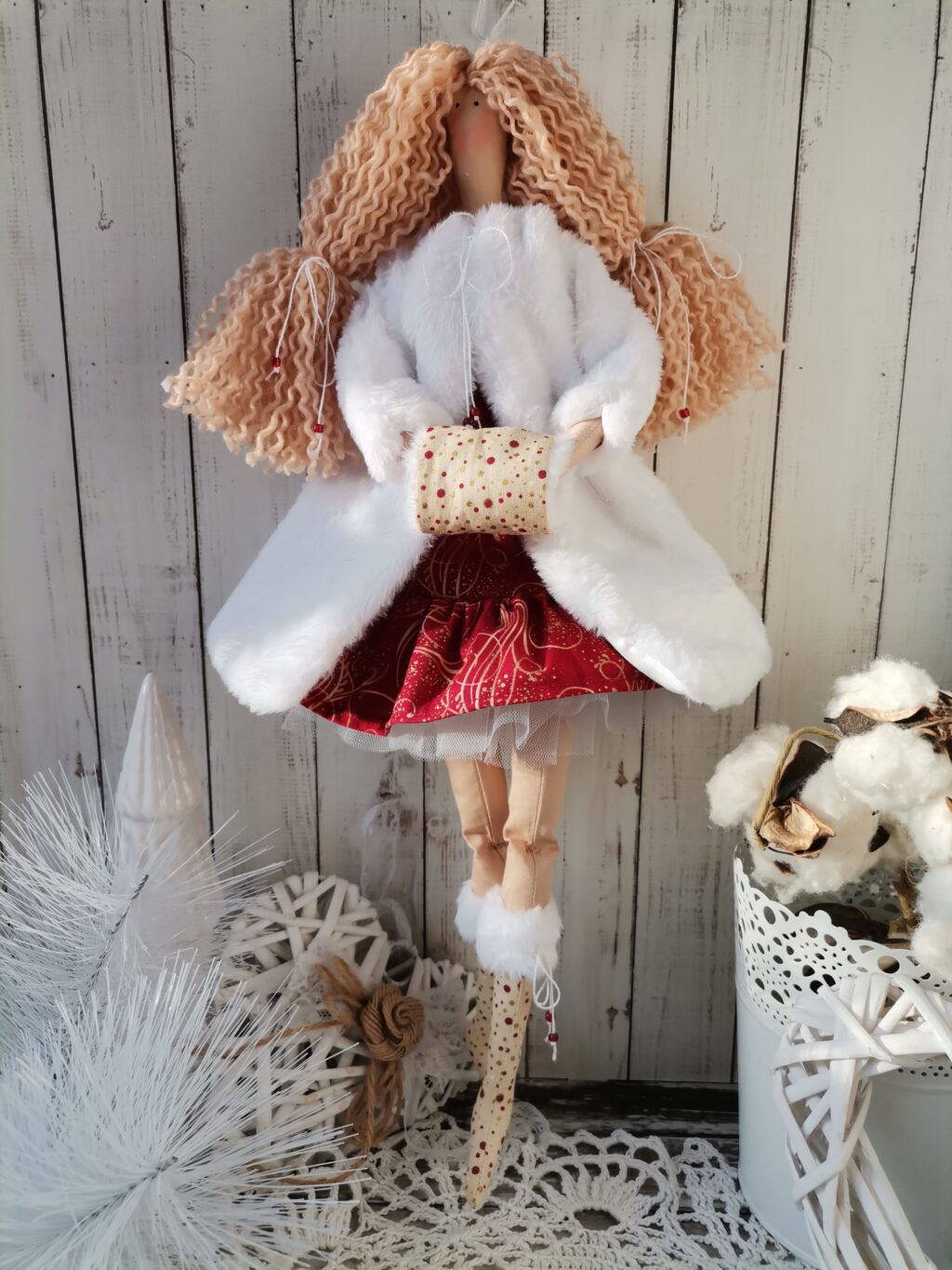 Кукла новогодняя тильда в шубке Декабрина. Интерьерная кукла