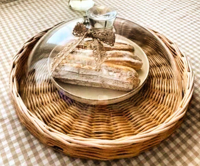 Плетёный поднос со стеклянной крышкой