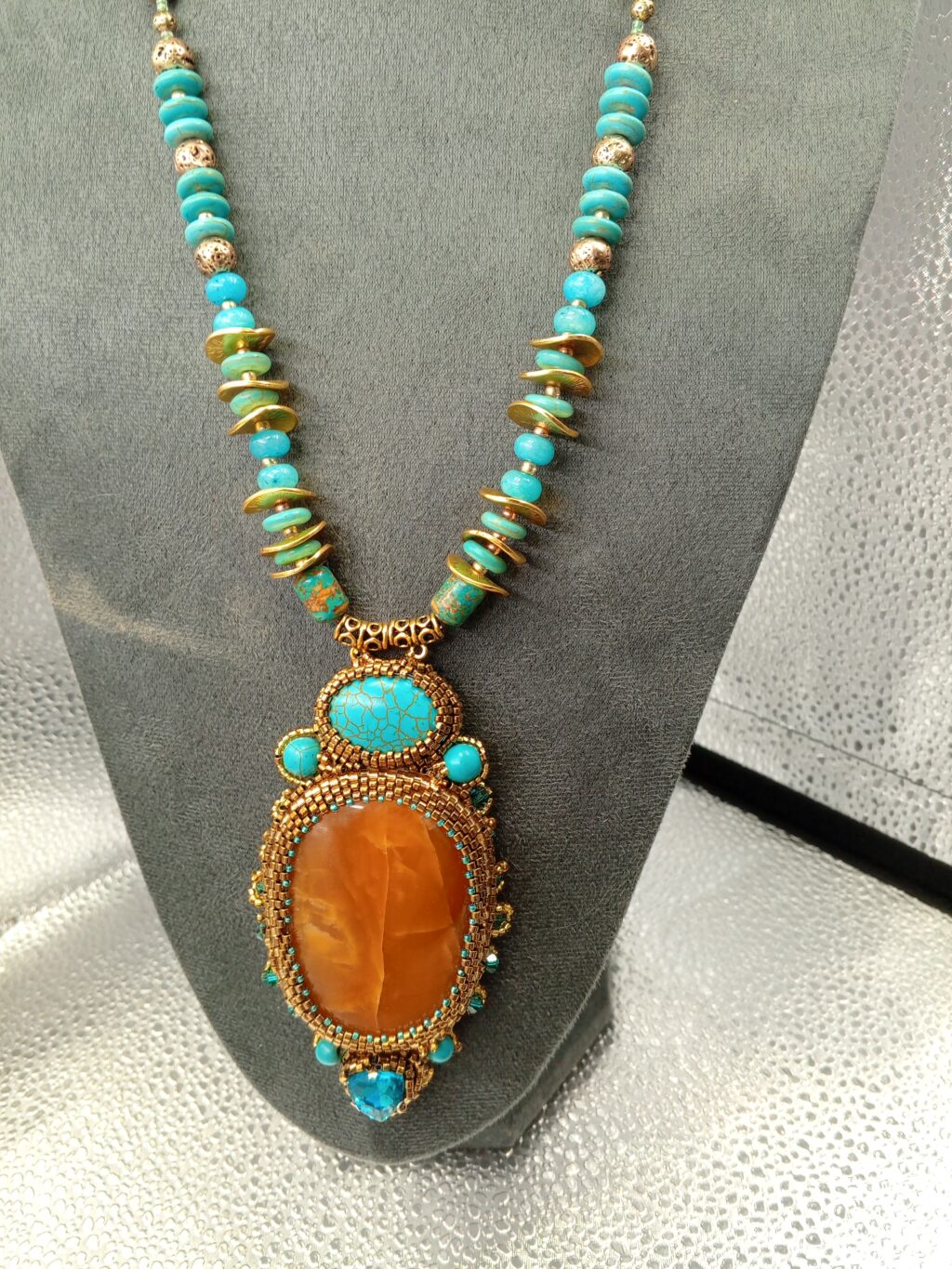 Кулон на бусах Роскошь