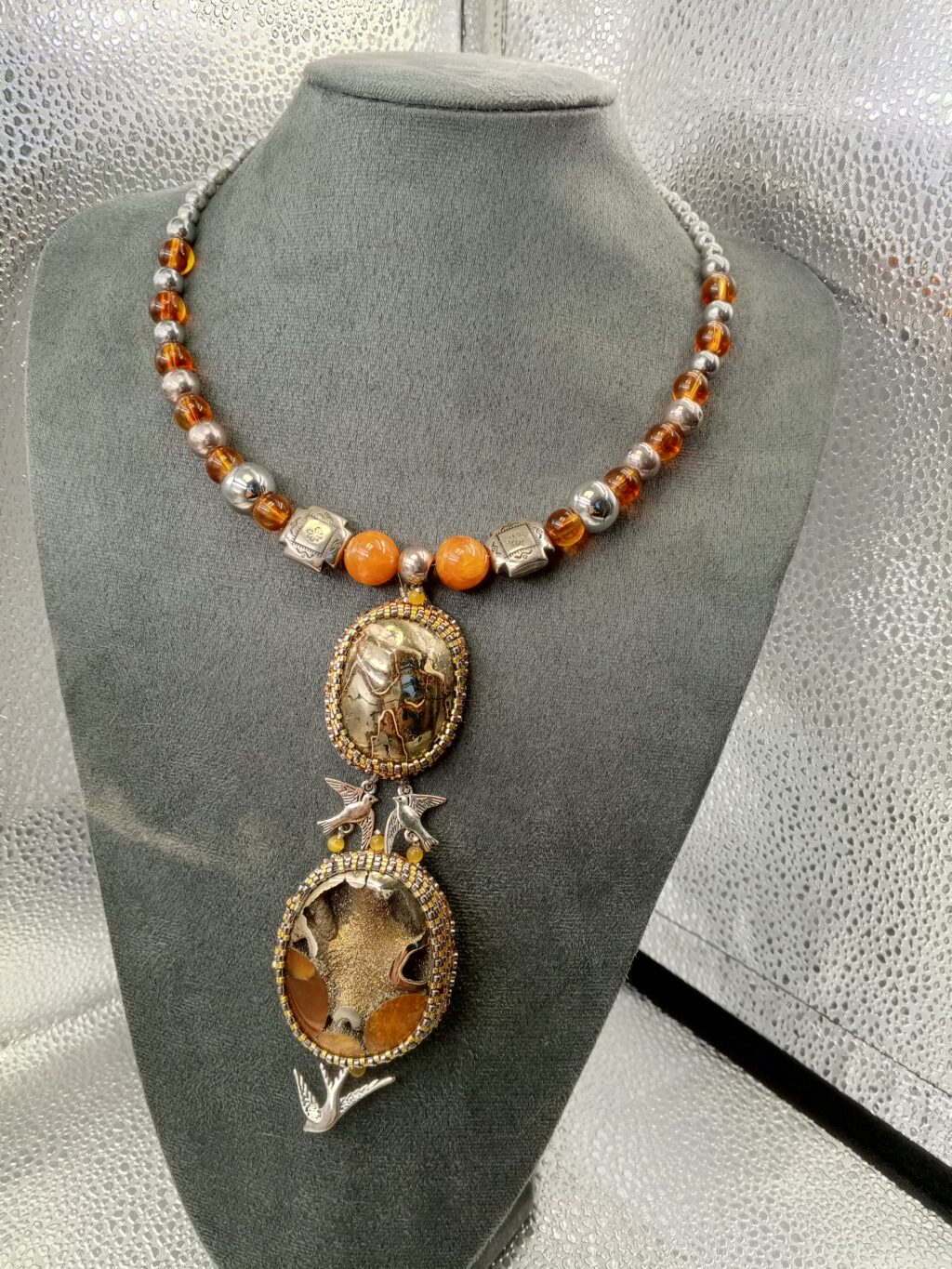 Кулон на бусах Ласточкины гнезда