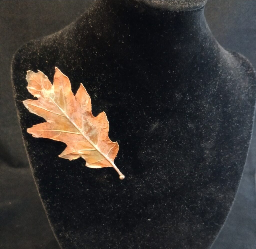 Дубовый листик брошь