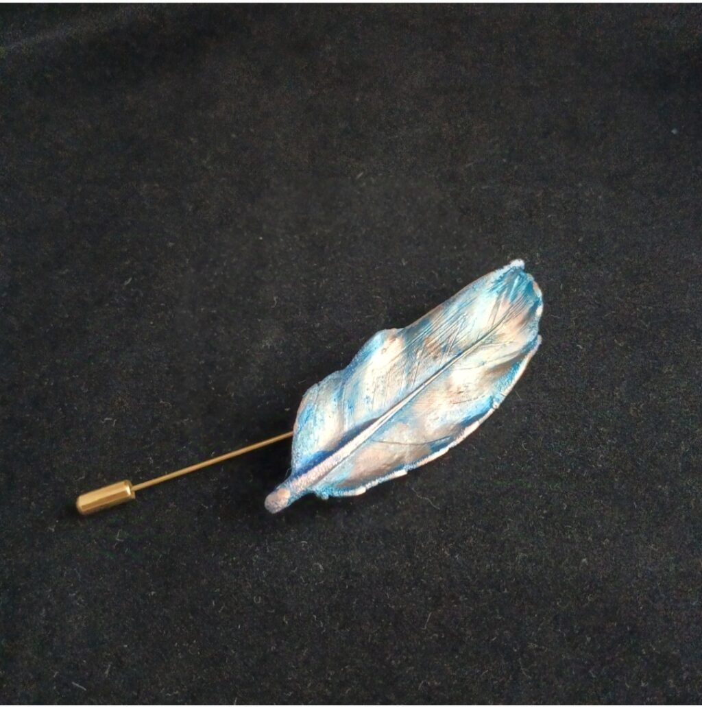 брошь Перо в голубом