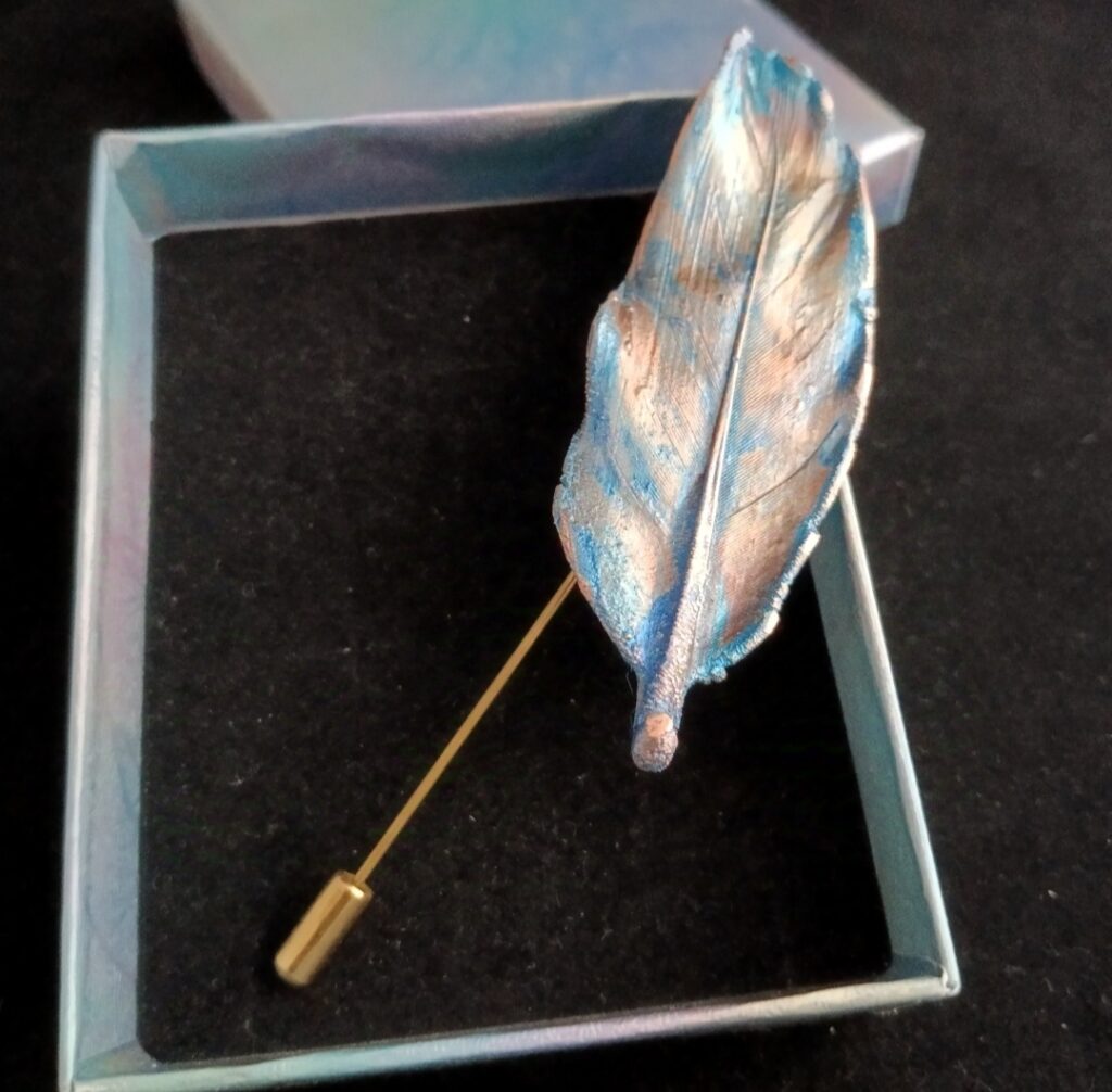 брошь Перо в голубом