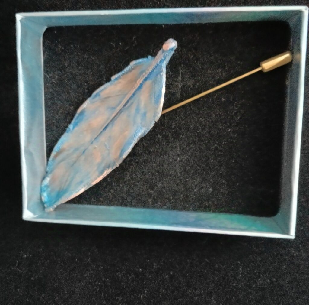 брошь Перо в голубом