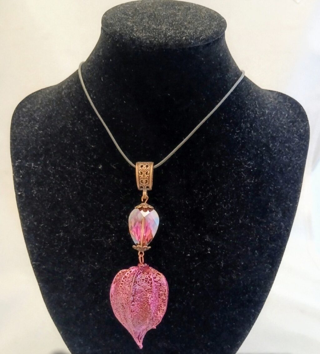 подвеска Физалис в фиолетовом