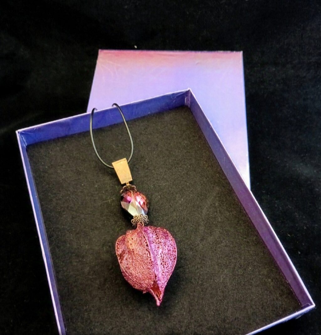 подвеска Физалис в фиолетовом