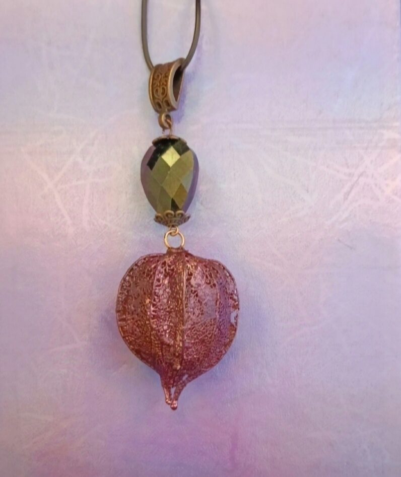 подвеска Физалис в фиолетовом