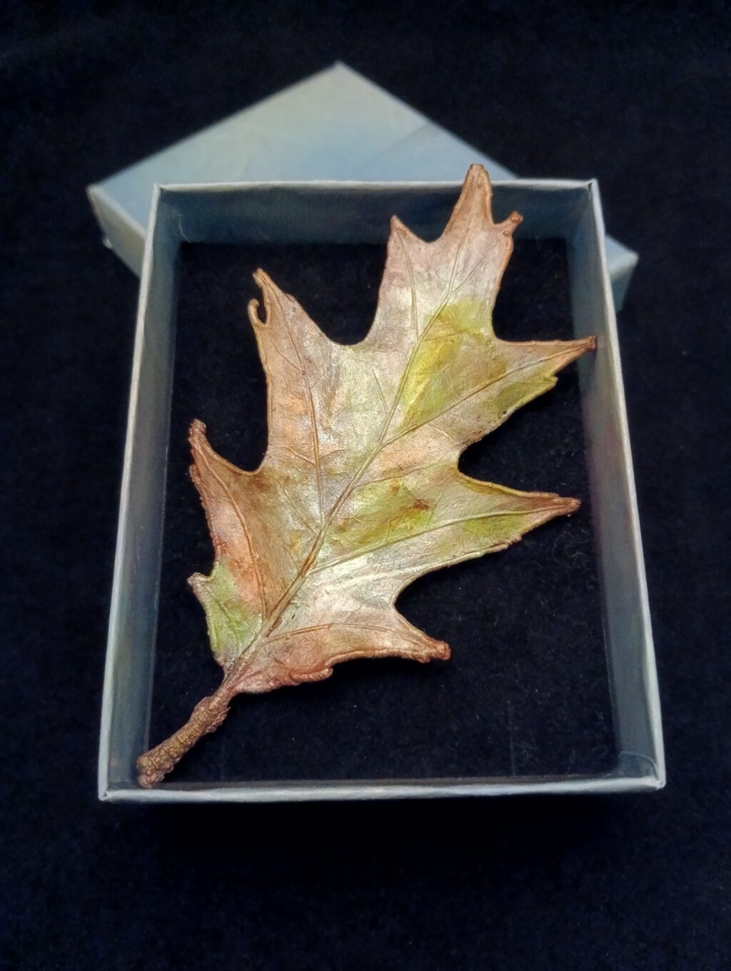 Дубок нежность брошь