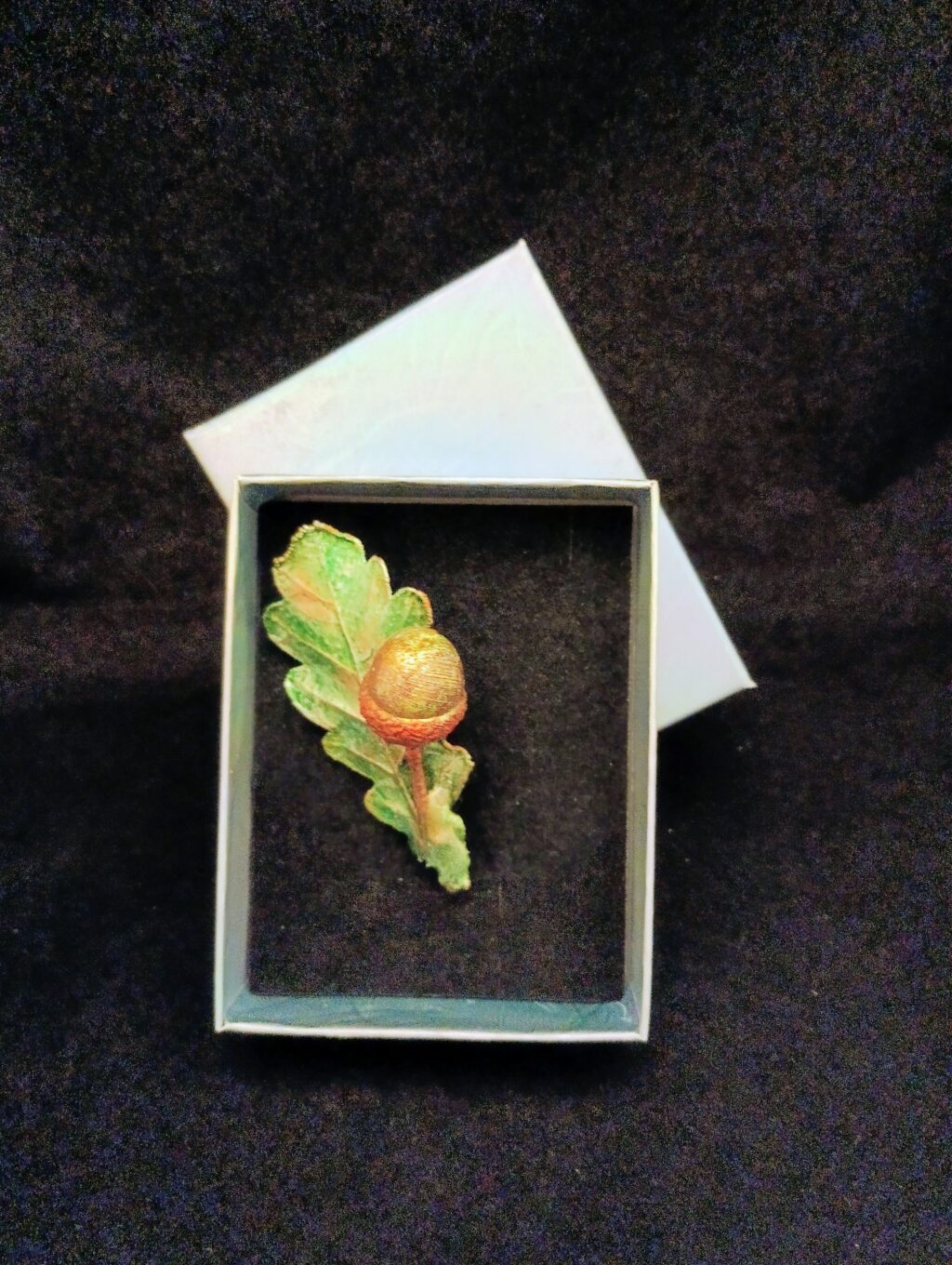 Лист с желудем брошь