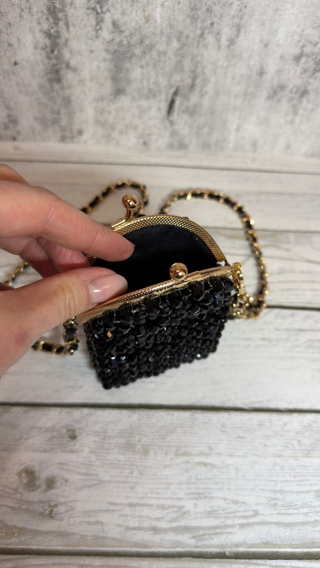 Авторский кошелек из хрустальных бусин, на фермуаре, с подкладом.