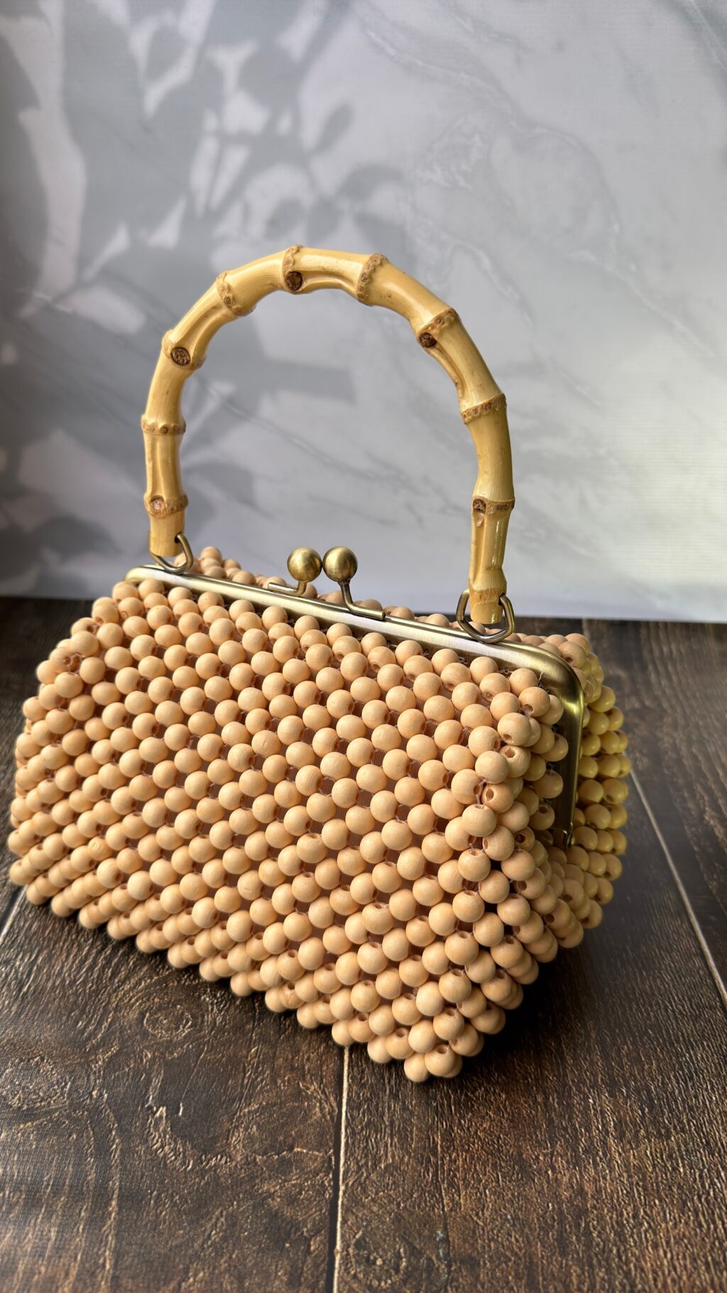 Сумочка из деревянных бусин, с хлопковым подкладом, на фермуаре.
