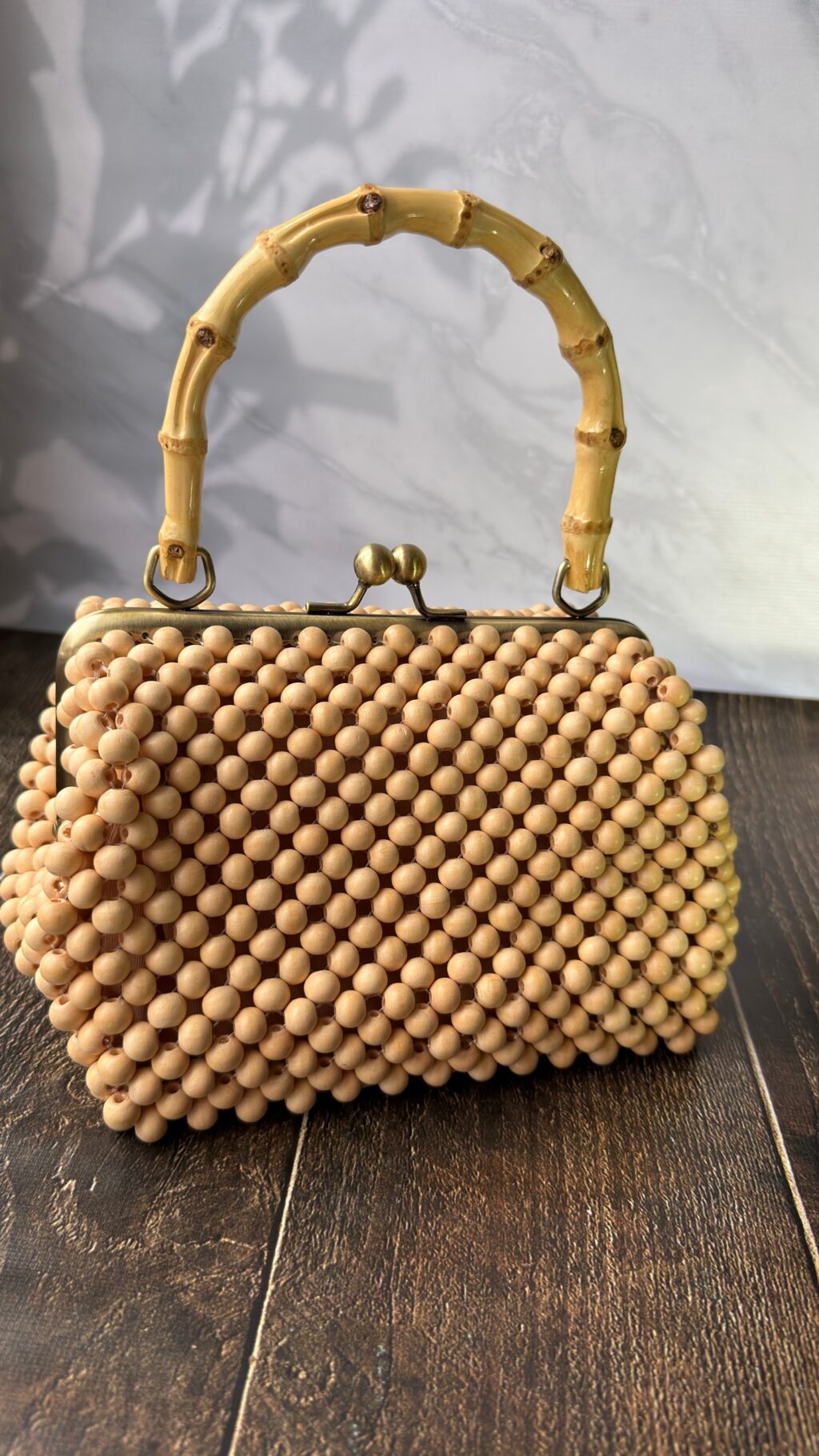 Сумочка из деревянных бусин, с хлопковым подкладом, на фермуаре.