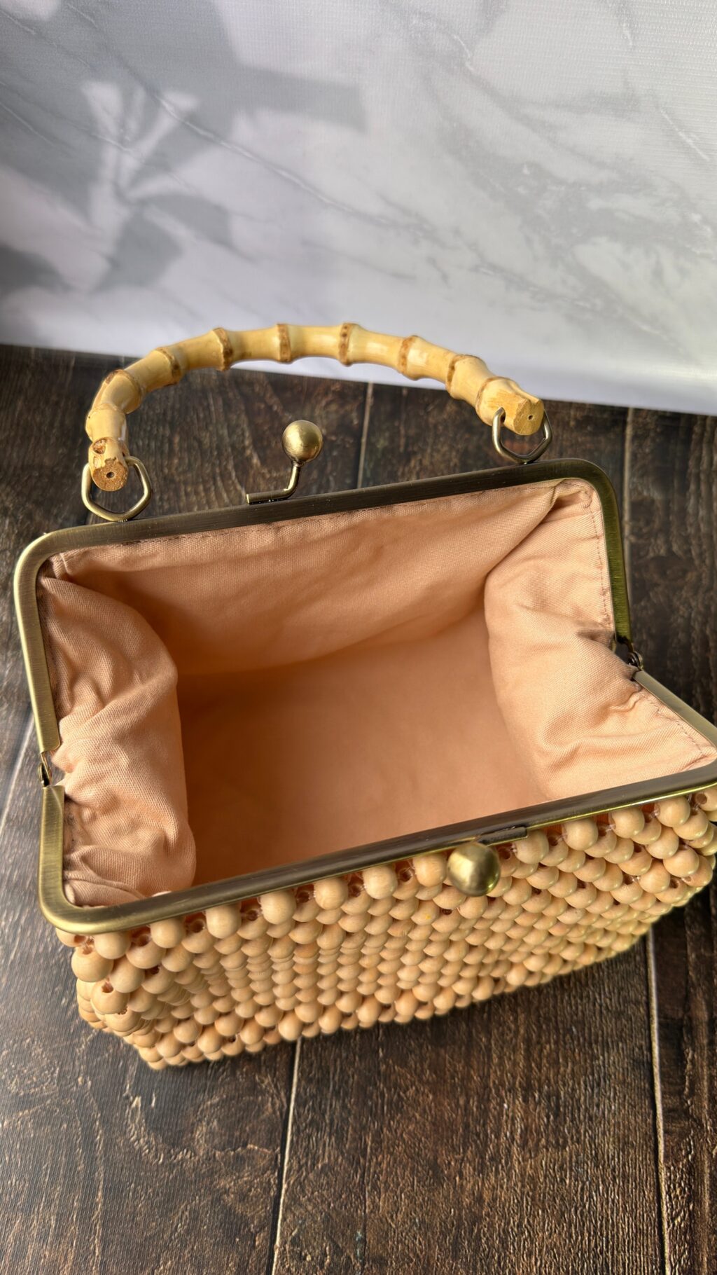 Сумочка из деревянных бусин, с хлопковым подкладом, на фермуаре.