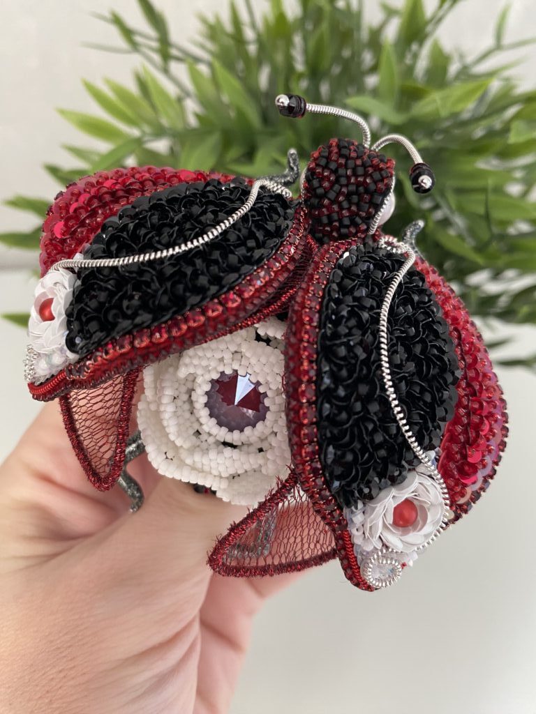 Брошь Жук-цветок