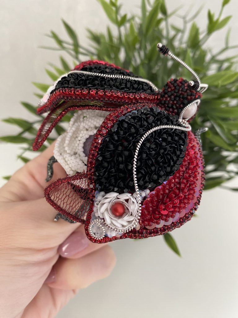 Брошь Жук-цветок