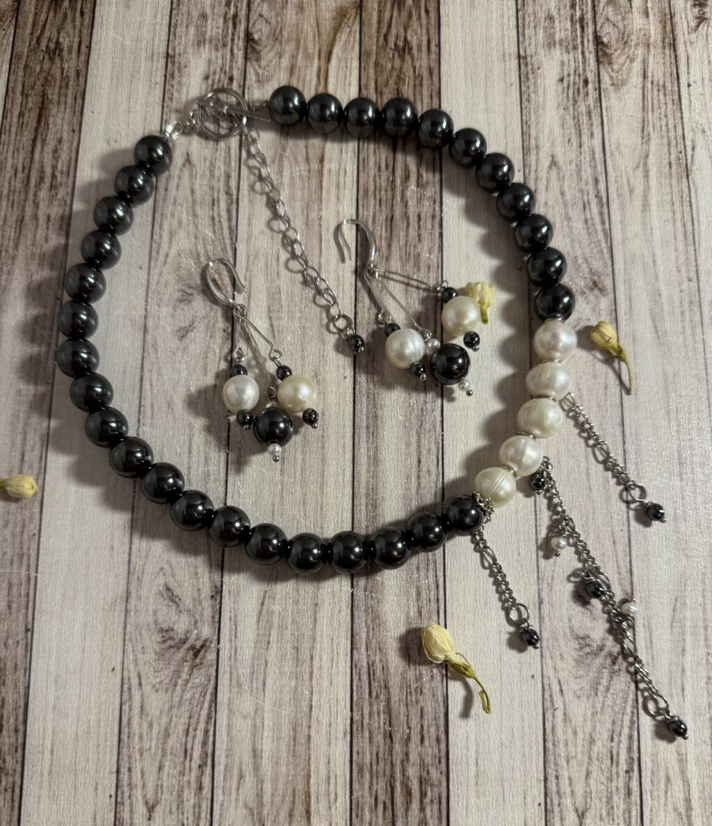 чокер с гематитом и жемчугом
