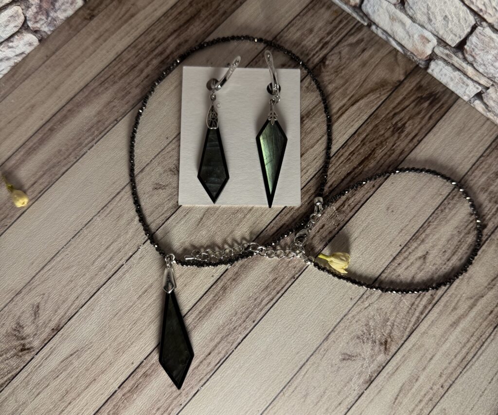 колье и серьги из лабрадора и обсидиана