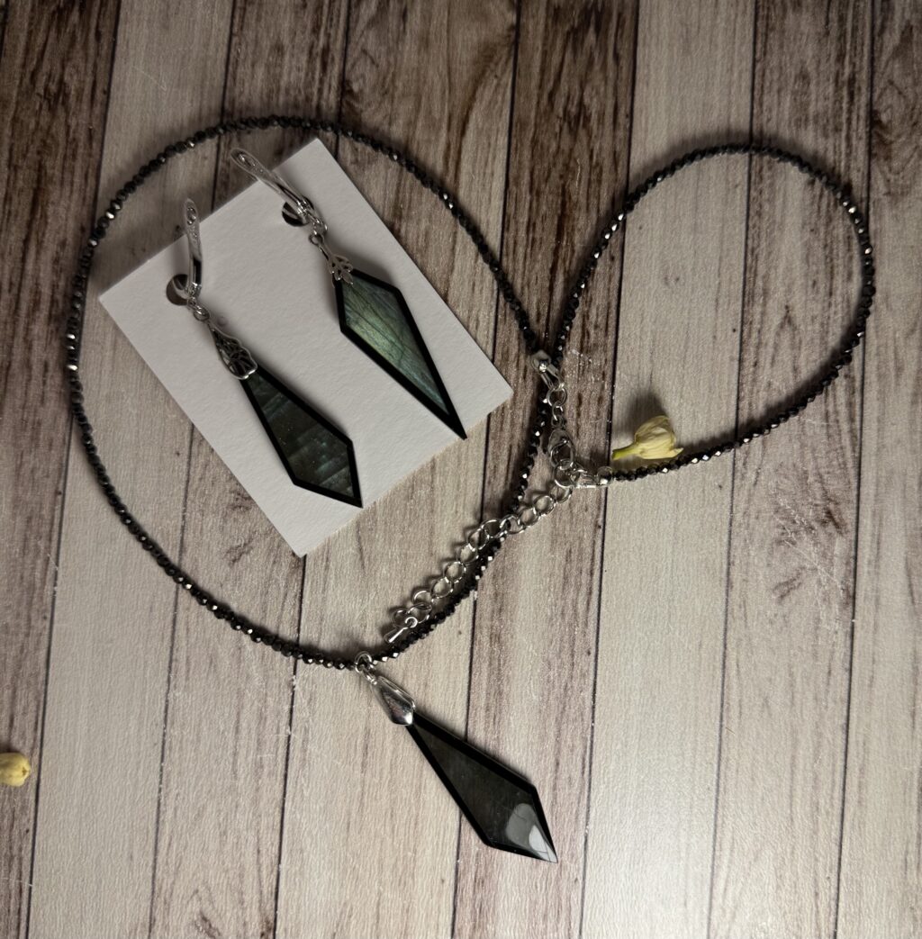 колье и серьги из лабрадора и обсидиана