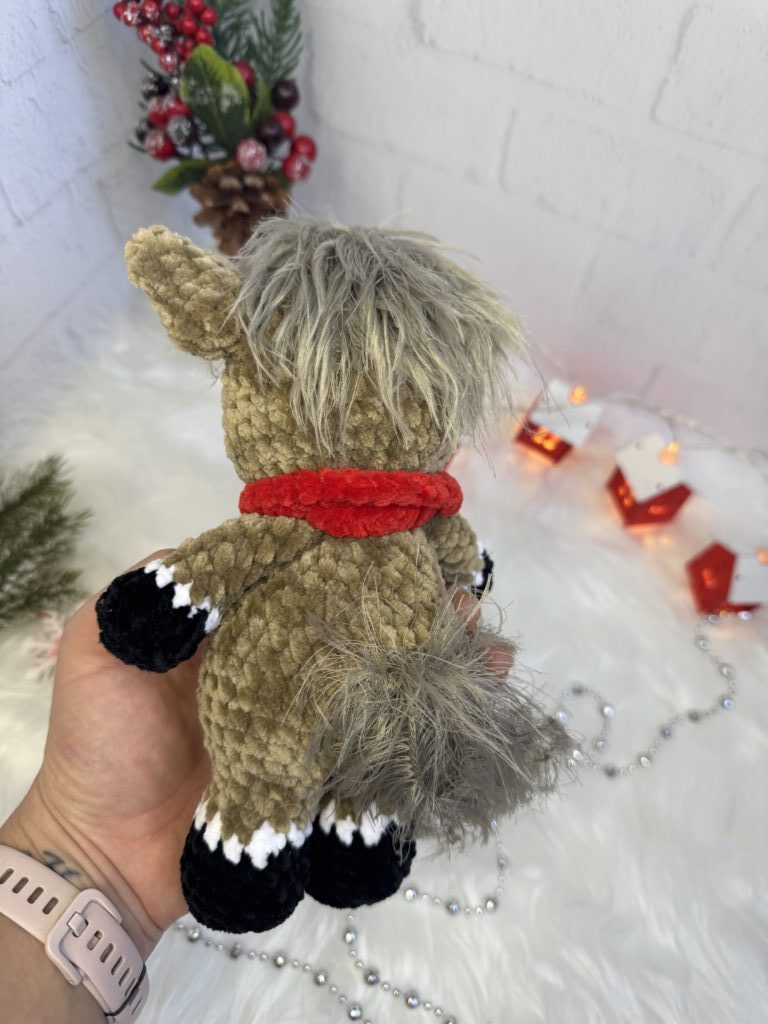 Лошадь вязаная