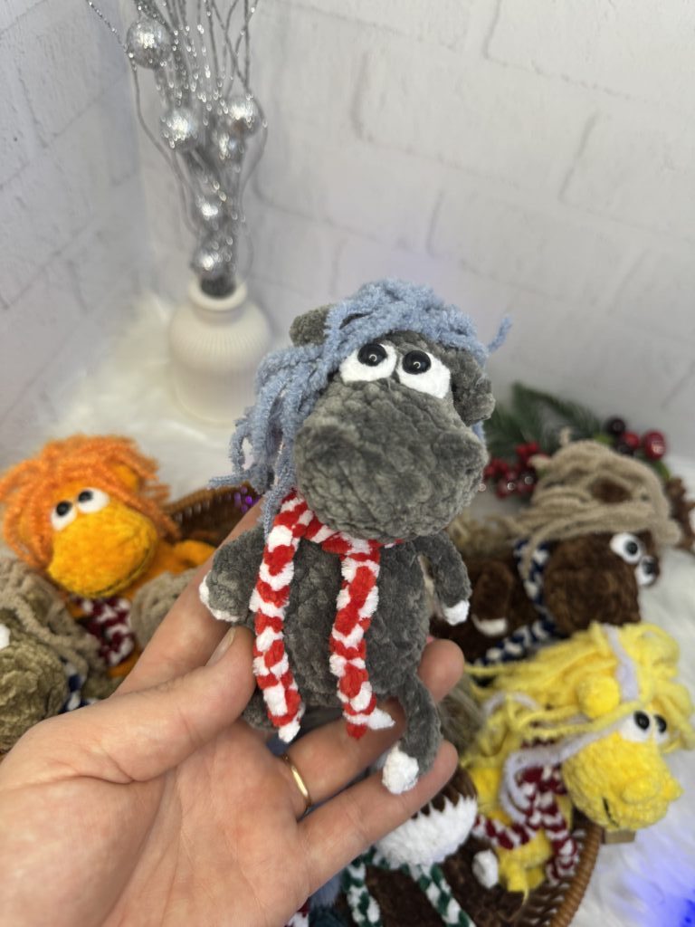 Вязаная лошадка