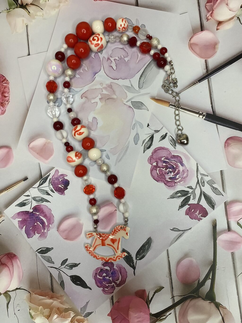 Бусы с лошадкой ручной работы