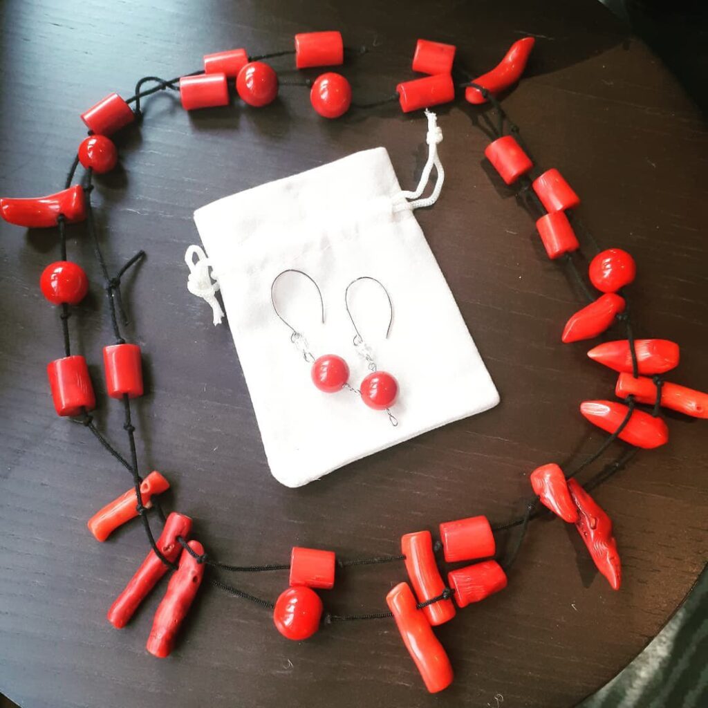 Коралловые бусы