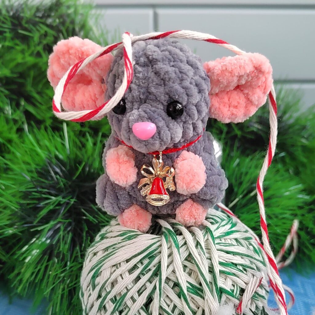 Вязаная игрушка Маленькая вязаная мышка — брелок, талисман, «карманный психолог»