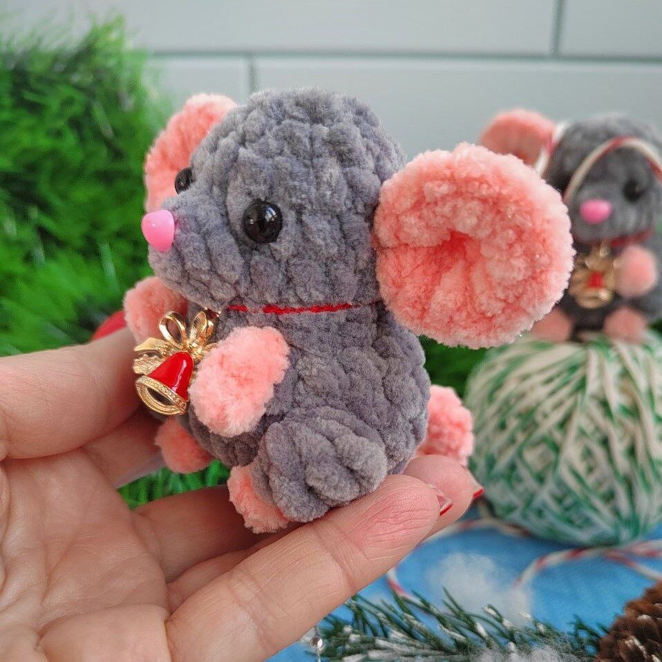 Вязаная игрушка Маленькая вязаная мышка — брелок, талисман, «карманный психолог»