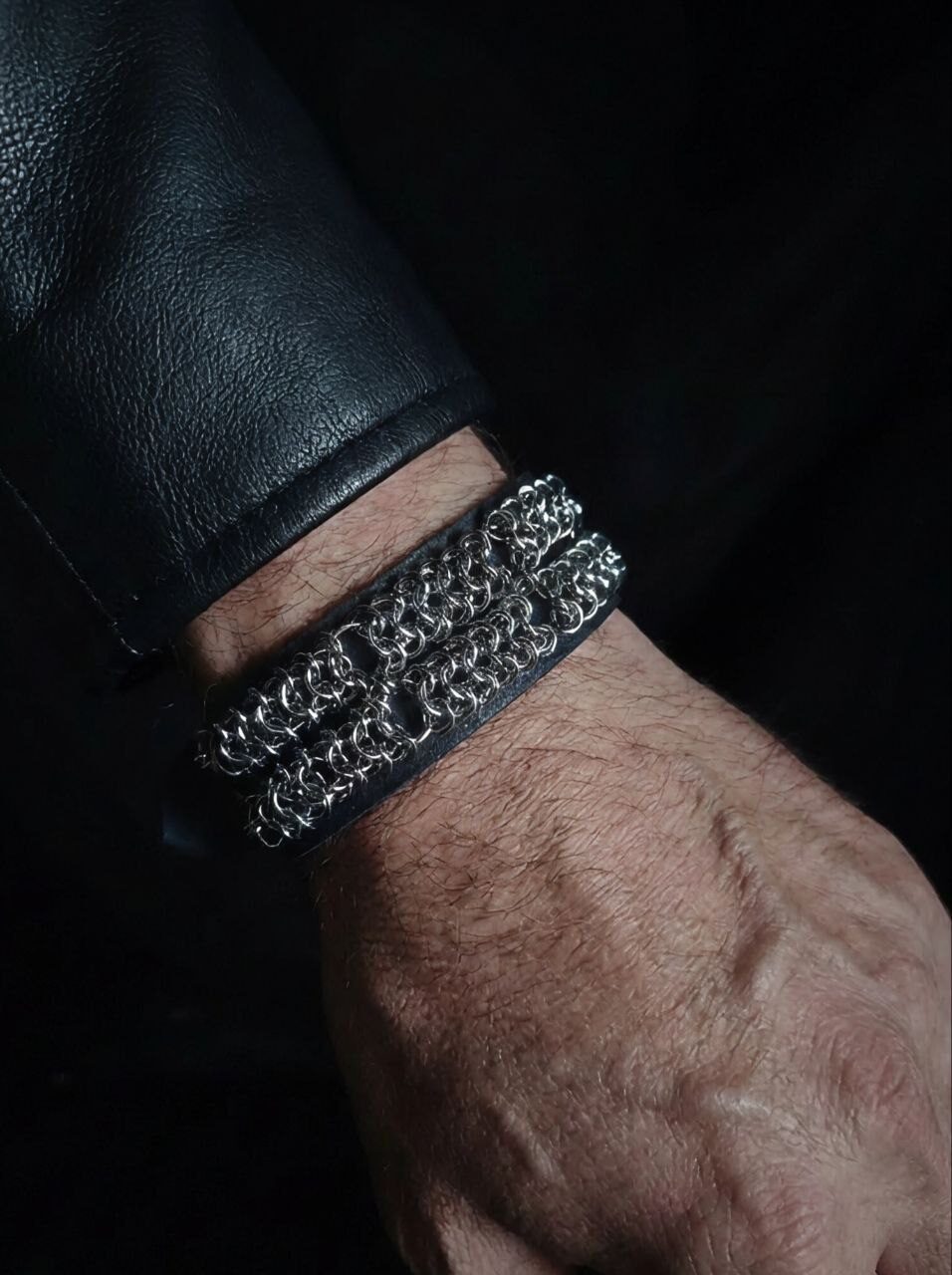 Зов предков. Кольчужный браслет на коже
