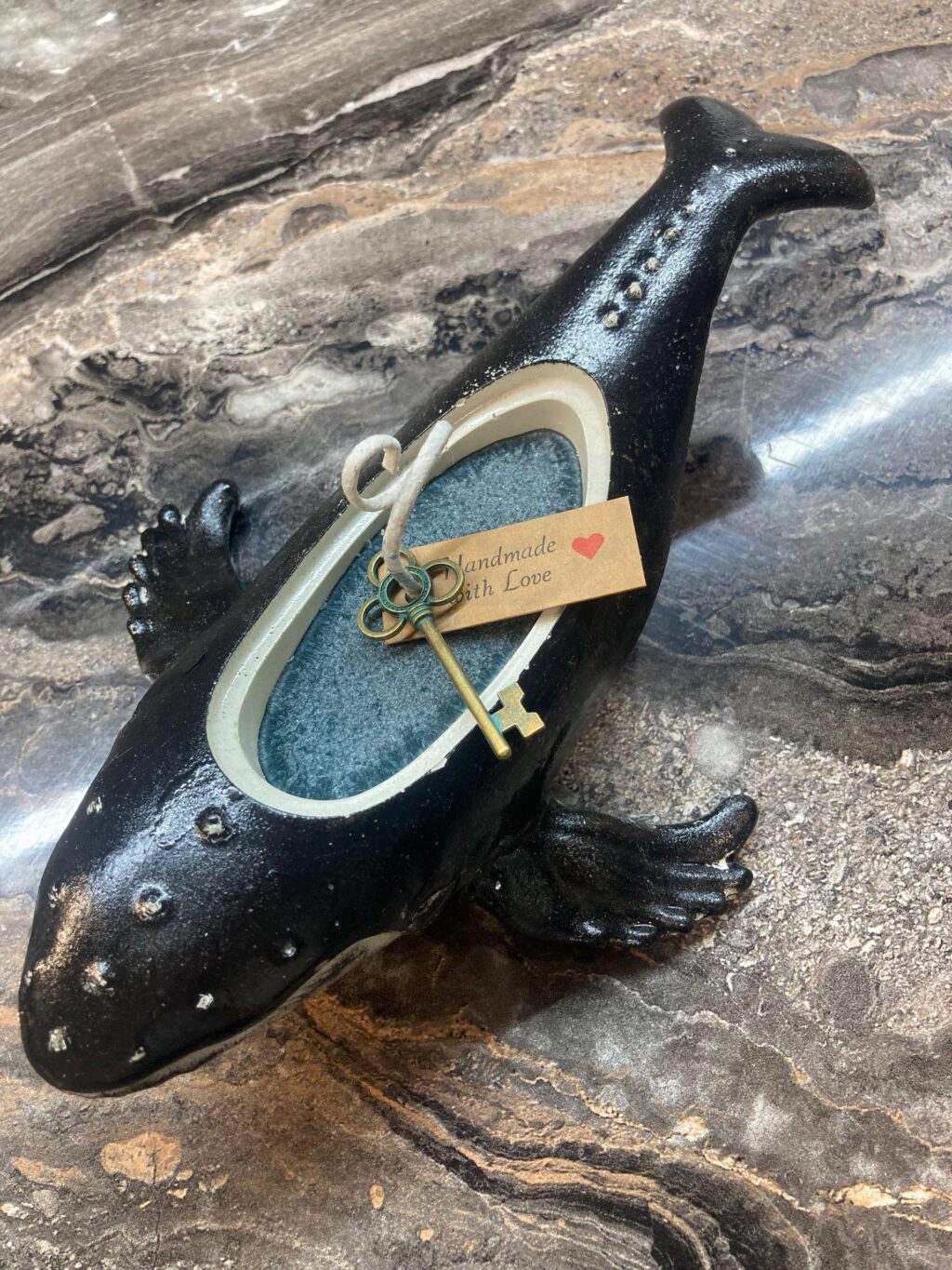 Ароматическая свеча с пальмовым воском в бетонном подсвечнике