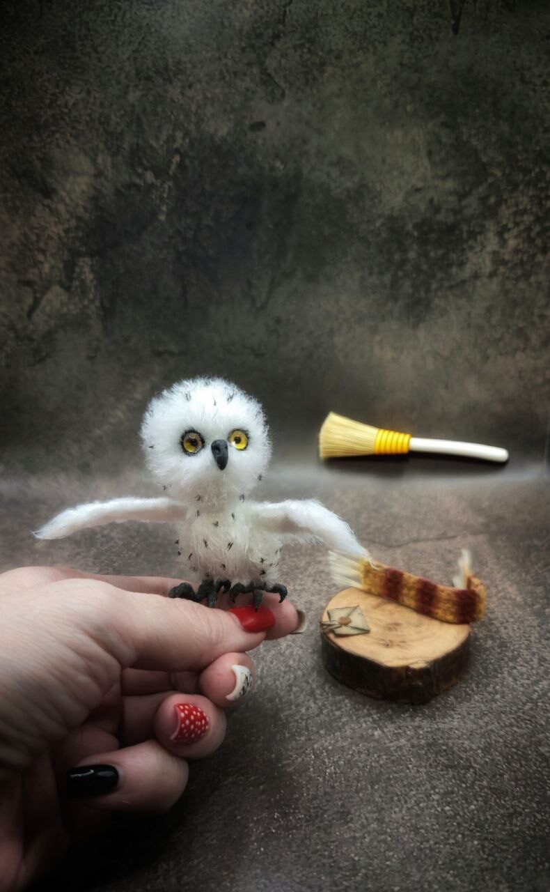 Вязаная миниатюрная совушка Буклюшка