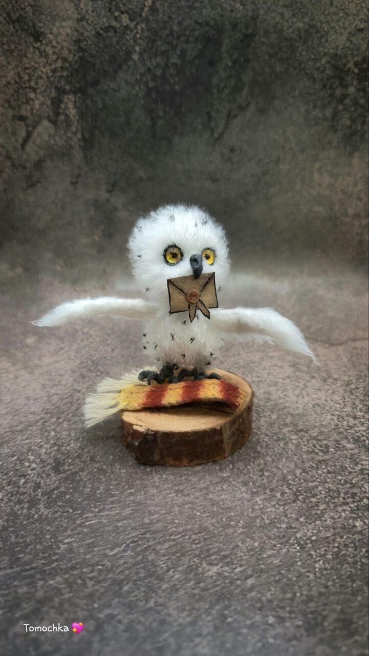 Вязаная миниатюрная совушка Буклюшка