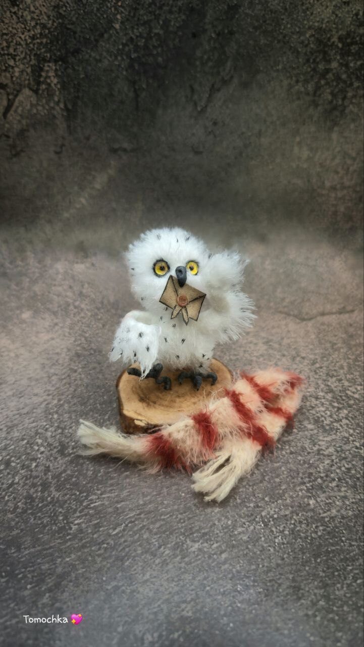Вязаная миниатюрная совушка Буклюшка