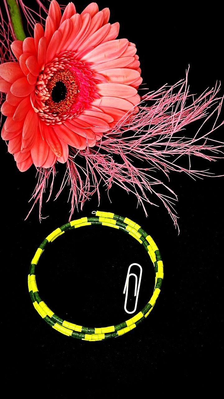 Браслет квиллинг на проволоке с памятью формы.