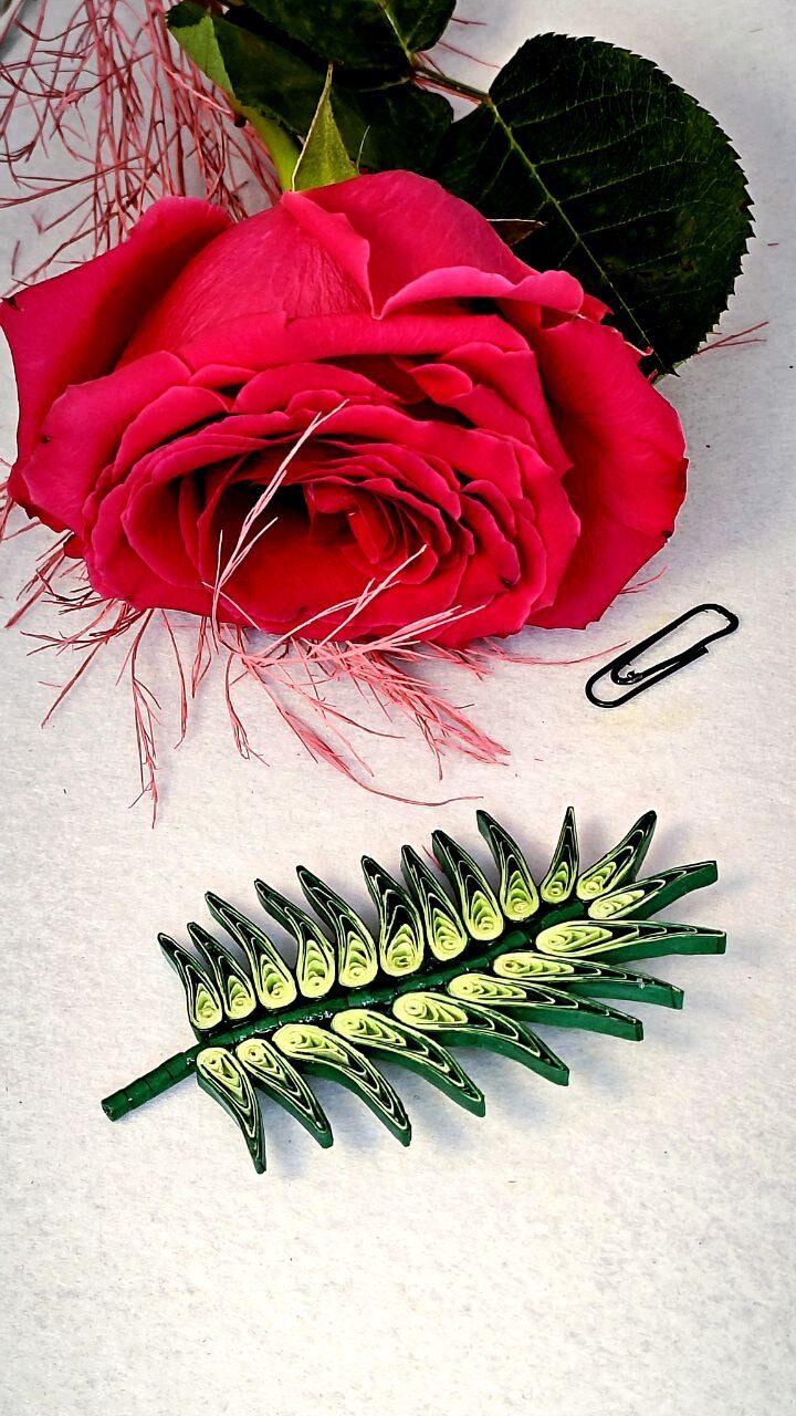 Брошь ЛИСТ квиллинг-графика.