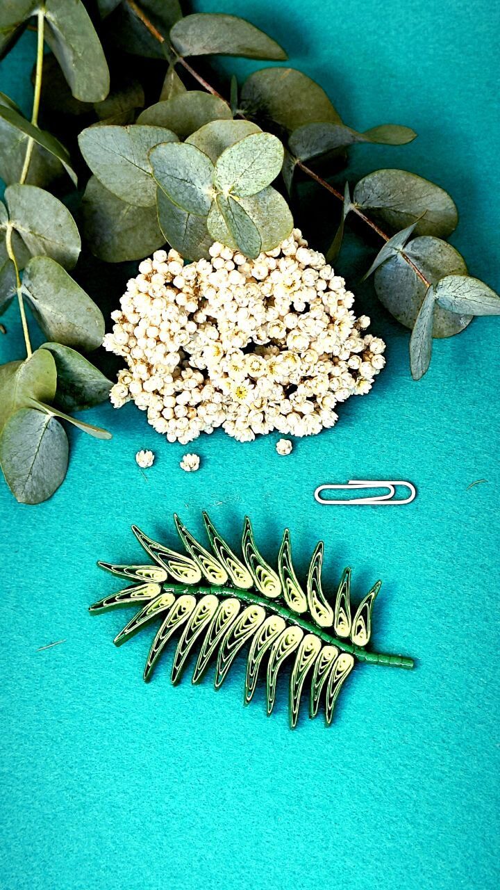 Брошь ЛИСТ квиллинг-графика.