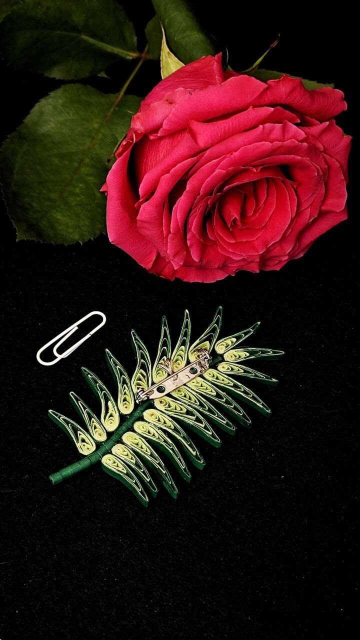 Брошь ЛИСТ квиллинг-графика.