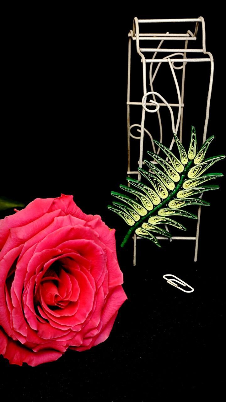 Брошь ЛИСТ квиллинг-графика.