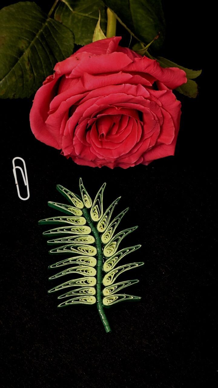 Брошь ЛИСТ квиллинг-графика.