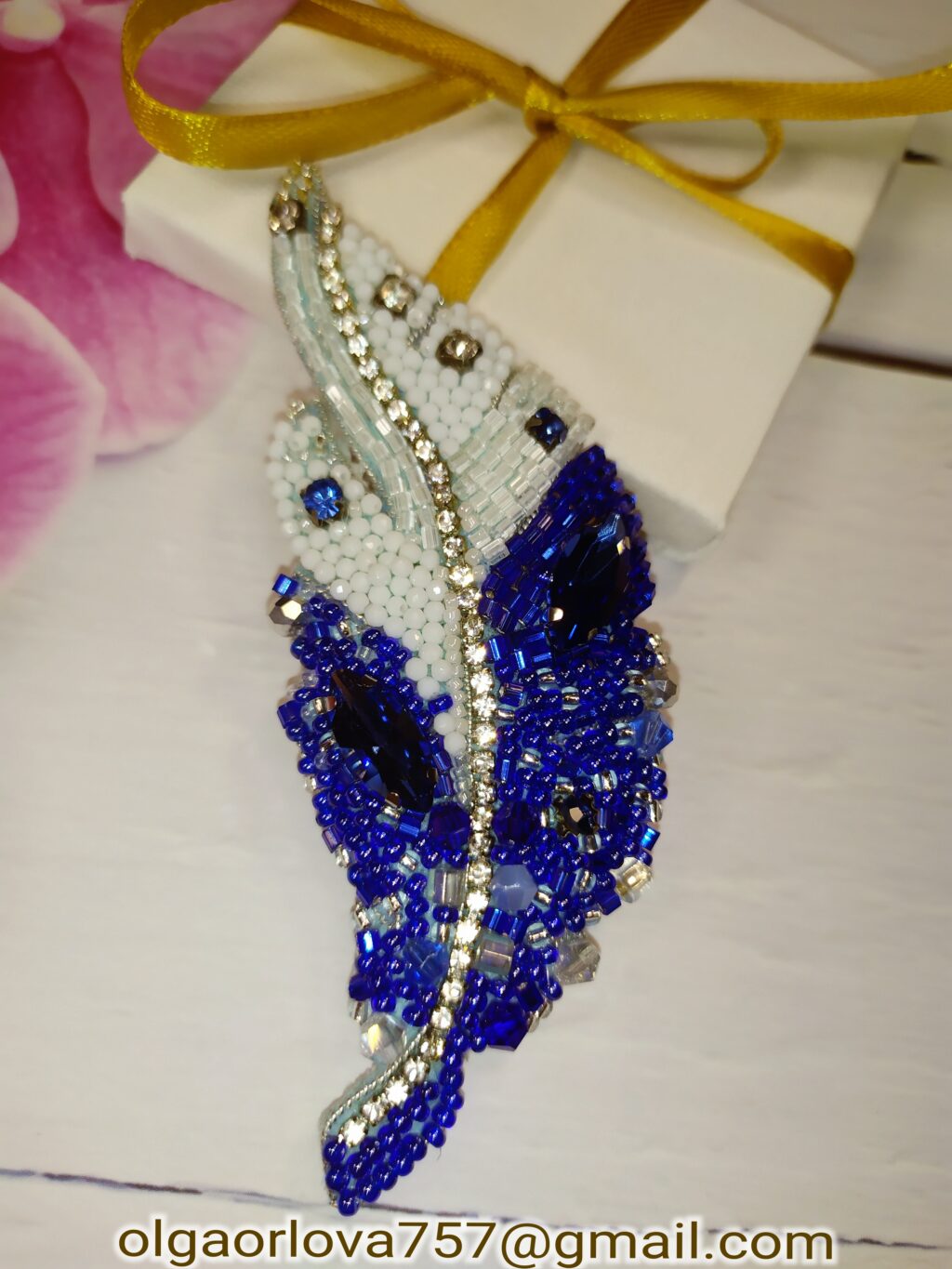 Брошь голубое пёрышко